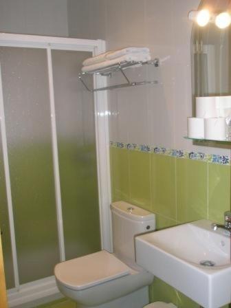 קוניל דה לה פרונטרה Hostal Malia מראה חיצוני תמונה