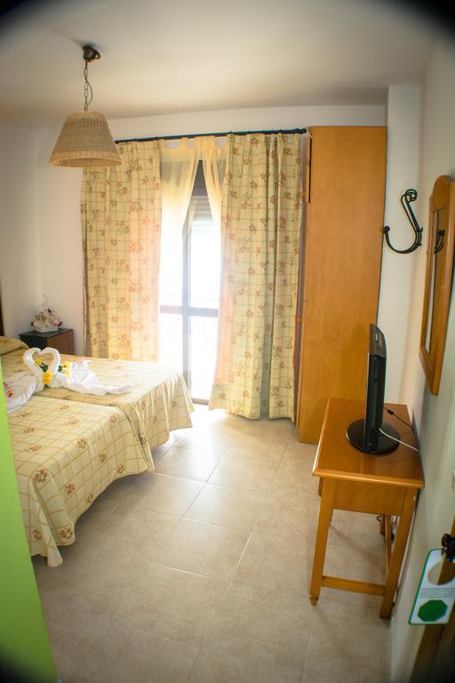 קוניל דה לה פרונטרה Hostal Malia מראה חיצוני תמונה