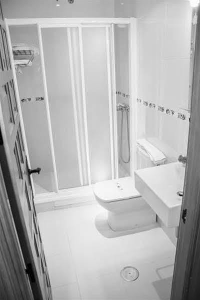 קוניל דה לה פרונטרה Hostal Malia מראה חיצוני תמונה